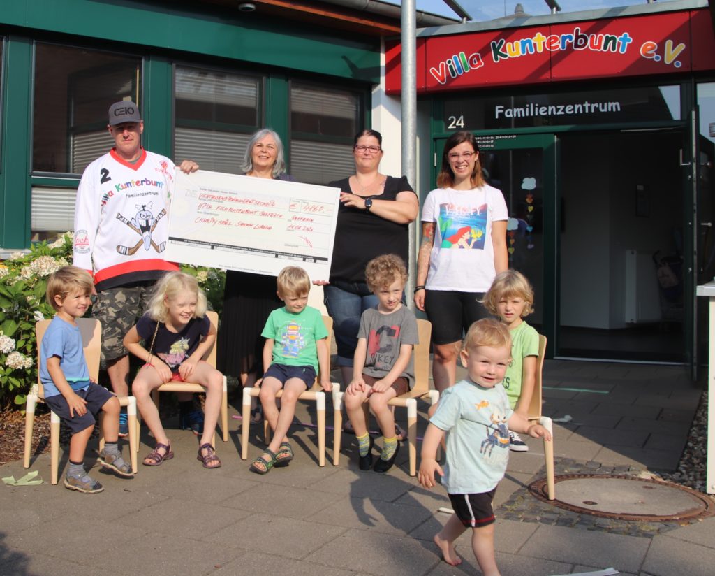 Sascha Lorez überreicht Charity-Spiel-Erlös an Familienzentrum „Villa Kunterbunt“